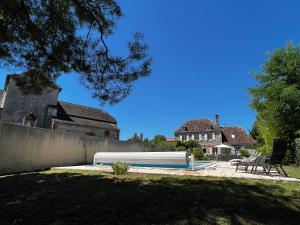 Bazén v ubytovaní Presbytère de Chauffour-sur-Vell alebo v jeho blízkosti