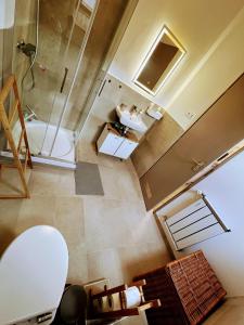 an overhead view of a bathroom with a toilet and a tub at ReGoRi Ház in Balatongyörök