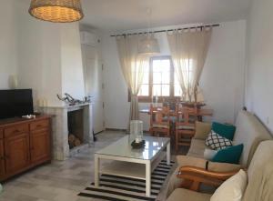 ein Wohnzimmer mit Sofa und Tisch in der Unterkunft CM - Campomar Mojacar in Mojácar