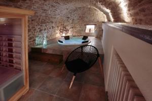 Pokój ze stołem i krzesłem w budynku w obiekcie Palazzo Cannavina Suite & Private SPA w mieście Campobasso +37 zdjęć