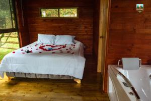 1 dormitorio con cama y bañera en Cabaña Mi refugio en Guayabal de Síquima