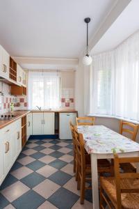 een keuken met een tafel en stoelen in een kamer bij Energetyczny Zakątek in Krzeszna