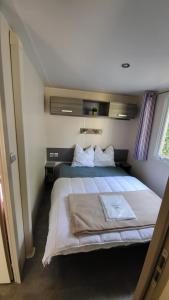 a bedroom with a large bed in a room at Anne Marie Touzani in Boofzheim +49 photos