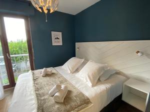 - une chambre avec un lit et 2 chaussons dans l'établissement Le Malaga - parking & balcon, à 500m du lac !, à Annecy