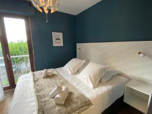 sypialnia z łóżkiem z 2 kapciami w obiekcie Le Malaga - parking & balcon, à 500m du lac ! w Annecy
