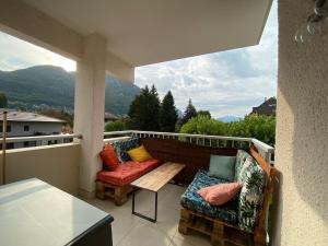- un balcon avec 2 chaises et un banc dans l'établissement Le Malaga - parking & balcon, à 500m du lac !, à Annecy