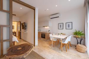 a kitchen and dining room with a table and chairs at Always Playa at IPANA in Playa del Carmen