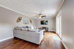 a living room with a couch and a ceiling fan at Apres Chalet in Carroll