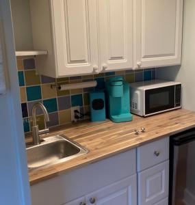 encimera de cocina con fregadero y microondas en Pearls Pad - Beautiful 1 bedroom apartment- 1 block to beach, en Tybee Island