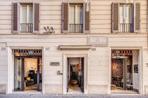 un edificio con porte e finestre su strada di Argileto Terra a Roma