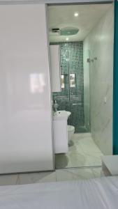 uma casa de banho com um chuveiro, um WC e um lavatório. em appartement de luxe front mer à DAR BOUAAZA em Dar Bouazza
