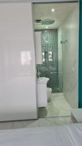 Koupelna v ubytování appartement de luxe front mer à DAR BOUAAZA