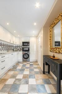 uma cozinha com armários brancos e um piso de xadrez em Luxury two-bedroom apartment Four Seasons em Adeje