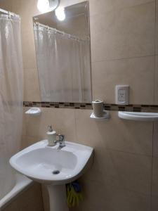 een badkamer met een wastafel en een spiegel bij Terracota lodge in Guaymallen
