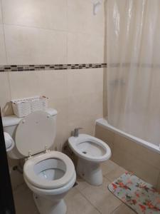 uma casa de banho com um WC, um lavatório e um chuveiro em Terracota lodge em Guaymallén