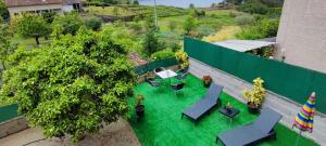 una vista aérea de un jardín con mesas y sillas en Villa Blas - Camiño Portugués-, en Redondela