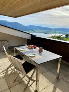 uma mesa e cadeiras numa varanda com vista em Beautiful apartment with fantastic views em Oberägeri