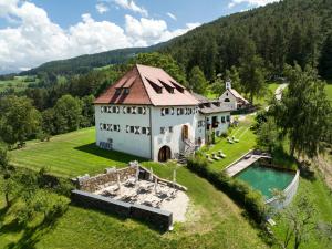 una vista aerea di una casa con piscina di Ansitz Fonteklaus a Chiusa