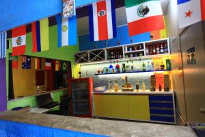 una stanza con un bar con bandiere sul muro di Hostel Cores do Pelô a Salvador