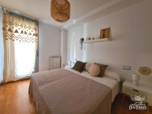 1 dormitorio con cama y ventana grande en Dos Torres Mediodía - Amplia Terraza y Estacionamiento Gratuito, en Zaragoza