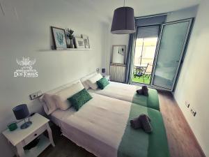 1 dormitorio con 1 cama grande y ventana grande en Dos Torres Mediodía - Amplia Terraza y Estacionamiento Gratuito, en Zaragoza