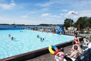 Bazén v ubytování Barnevennlig feriehus ved sjøen nebo v jeho okolí