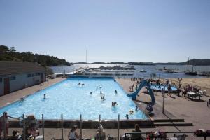 Bazén v ubytování Barnevennlig feriehus ved sjøen nebo v jeho okolí
