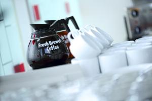 Set per la preparazione di tè e caffè presso Amaris Hotel Cilegon