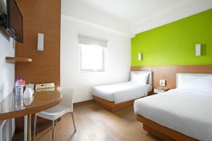 Ліжко або ліжка в номері Amaris Hotel Cilegon