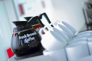 Set per la preparazione di tè e caffè presso Amaris Hotel Cilegon