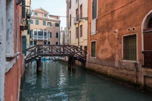 een brug over een kanaal in een stad met gebouwen bij Ca Molin by Venicevillas, vista canale in Venetië