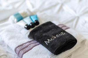 une serviette avec le mot mocha assise sur un lit dans l'établissement 2BR 1BA Duplex House King Beds Great for Small Groups Close to All Uptown Charlotte attractions, à Charlotte 25 autres photos