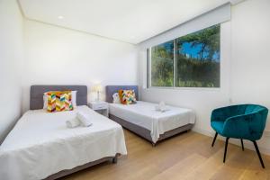 a bedroom with two beds and a chair and a window at NEW ground floor 2 bedroom in Palo Alto RDR233 in Ojén +23 photos