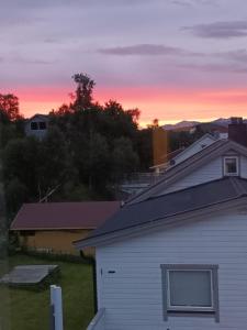 Východ nebo západ slunce při pohledu z apartmánu nebo okolí