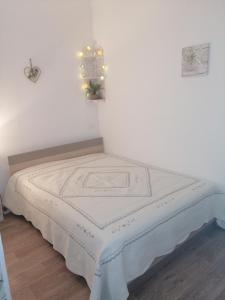 una cama en una esquina de una habitación en Petite villa avec piscine privative, en Aigremont 32 fotos más