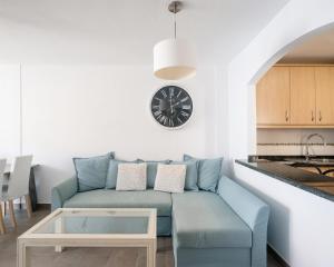 Posedenie v ubytovaní HomeForGuest Apartamento con piscina a 50M del mar en La Caleta