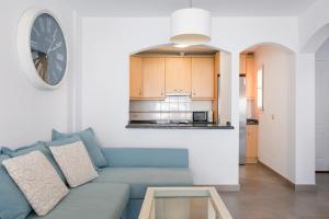 Kuchyňa alebo kuchynka v ubytovaní HomeForGuest Apartamento con piscina a 50M del mar en La Caleta