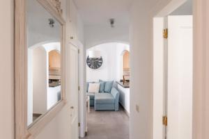 Posedenie v ubytovaní HomeForGuest Apartamento con piscina a 50M del mar en La Caleta