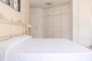 Posteľ alebo postele v izbe v ubytovaní HomeForGuest Apartamento con piscina a 50M del mar en La Caleta