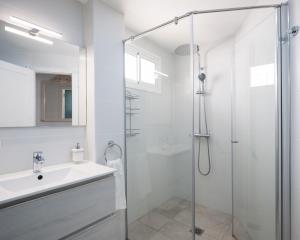 Kúpeľňa v ubytovaní HomeForGuest Apartamento con piscina a 50M del mar en La Caleta