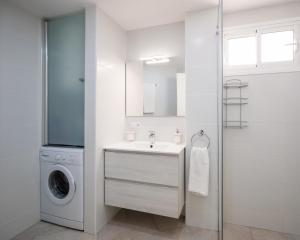 Kúpeľňa v ubytovaní HomeForGuest Apartamento con piscina a 50M del mar en La Caleta