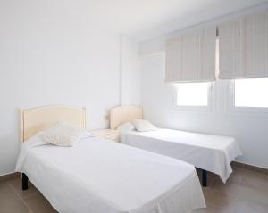 Posteľ alebo postele v izbe v ubytovaní HomeForGuest Apartamento con piscina a 50M del mar en La Caleta