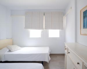 Posteľ alebo postele v izbe v ubytovaní HomeForGuest Apartamento con piscina a 50M del mar en La Caleta