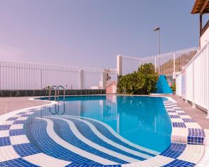 Bazén v ubytovaní HomeForGuest Apartamento con piscina a 50M del mar en La Caleta alebo v jeho blízkosti