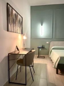 - une chambre avec un bureau, un lit et un lit dans l'établissement Acquamarina, à Crotone