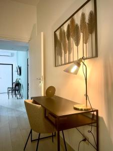 a desk with a lamp and a chair in a room at Acquamarina in Crotone
