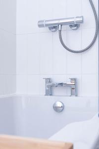 A bathroom at Air Host and Stay - Lancefield House sleeps 15, 5 bedrooms 3 bathrooms