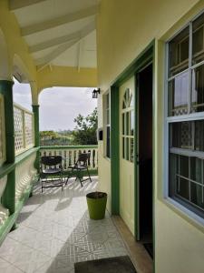 Juju's Cottage with magnificent views陽台或露臺