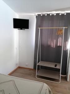 sala de estar con TV y columpio en Petite villa avec piscine privative, en Aigremont