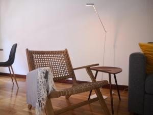 a wooden chair and a table in a living room at Casa Riera * En el centro de Oviedo, terraza, 2Hab in Oviedo